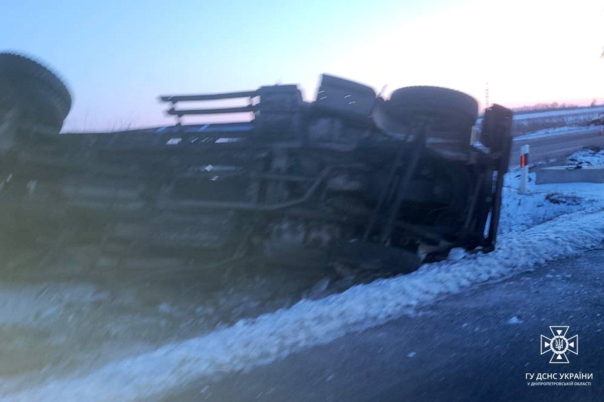 На трасі «Дніпро – Кривий Ріг» перекинувся ГАЗ На трасі «Дніпро – Кривий Ріг» перекинувся ГАЗ