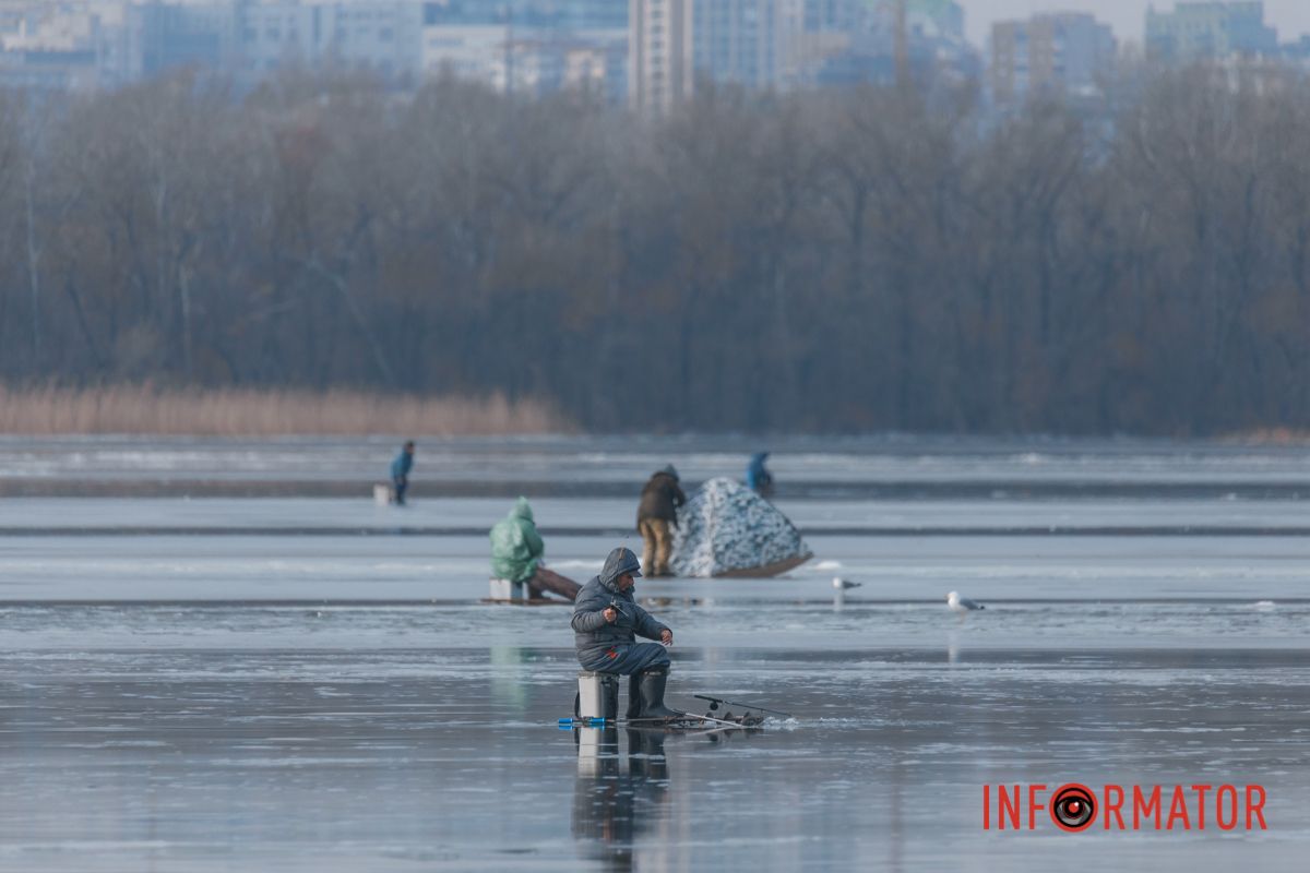 Десятки рыбаков на льду, некоторые даже с палатками
