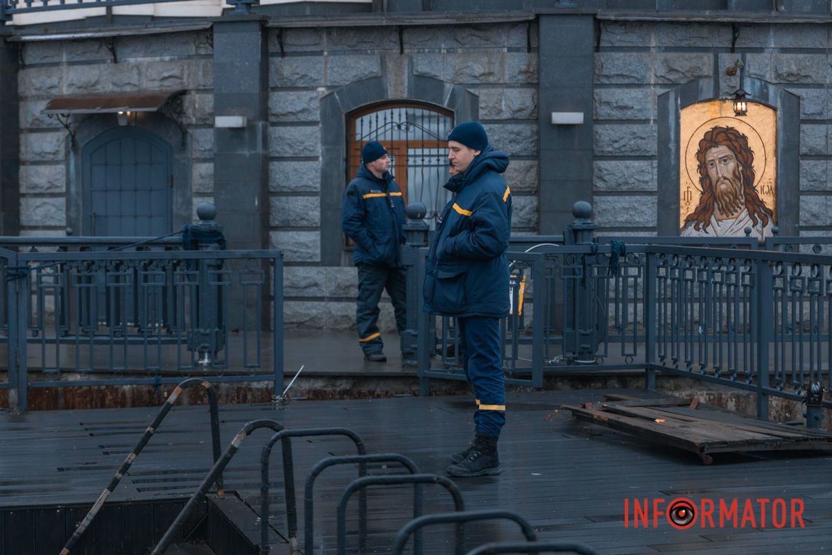 Там дежурили спасатели и полицейские