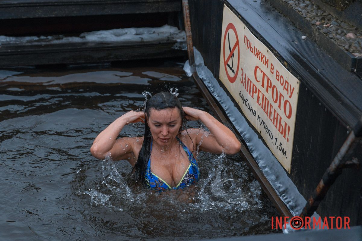 Но в первой половине дня люди подходили сюда постоянно