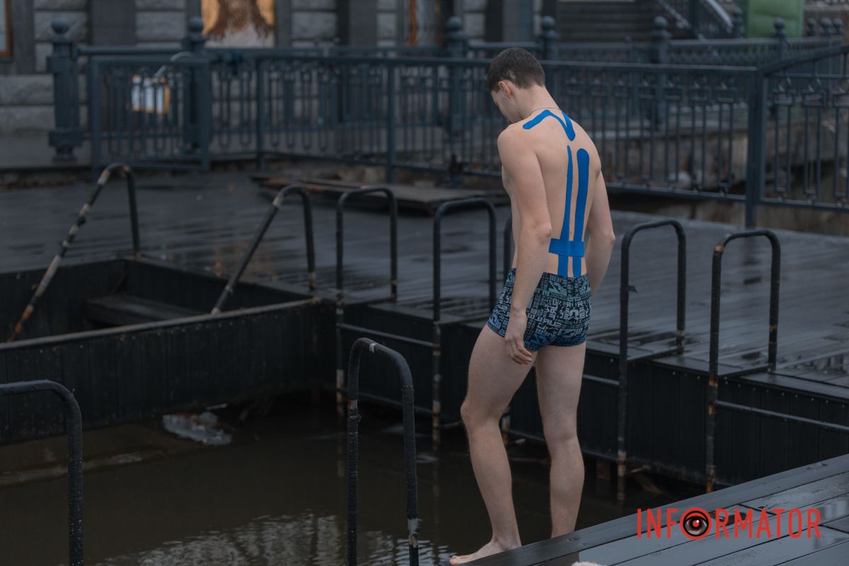 На Сечеславской Набережной люди купались в ледяной воде