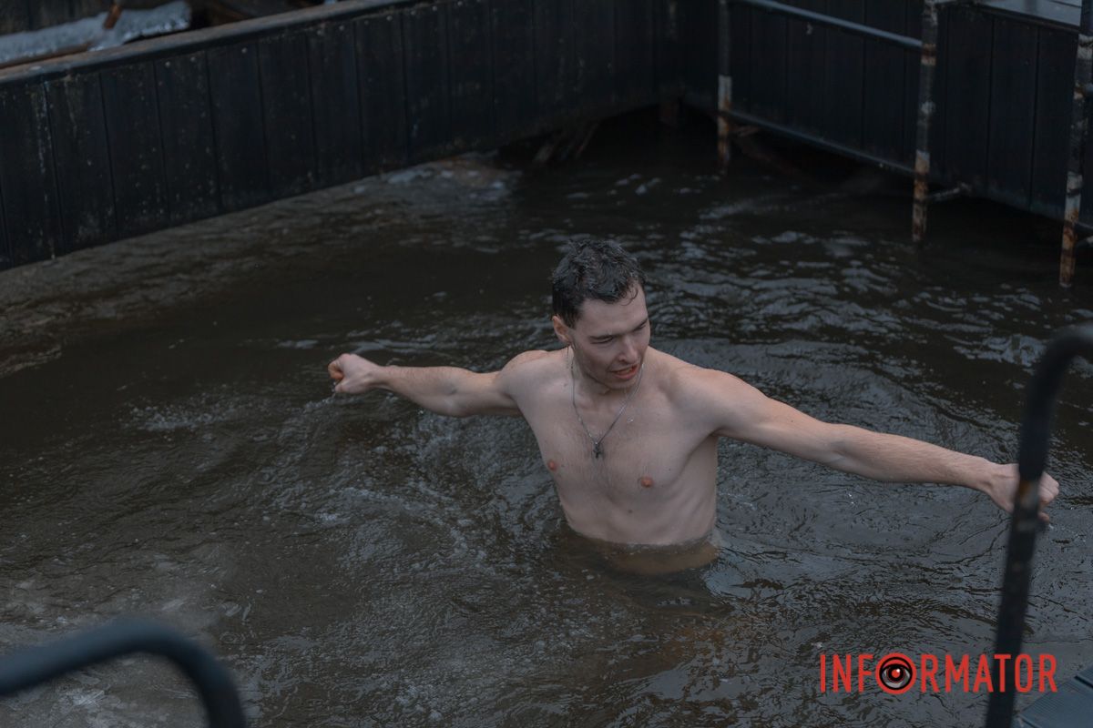 Люди верят, что купание смывает грехи