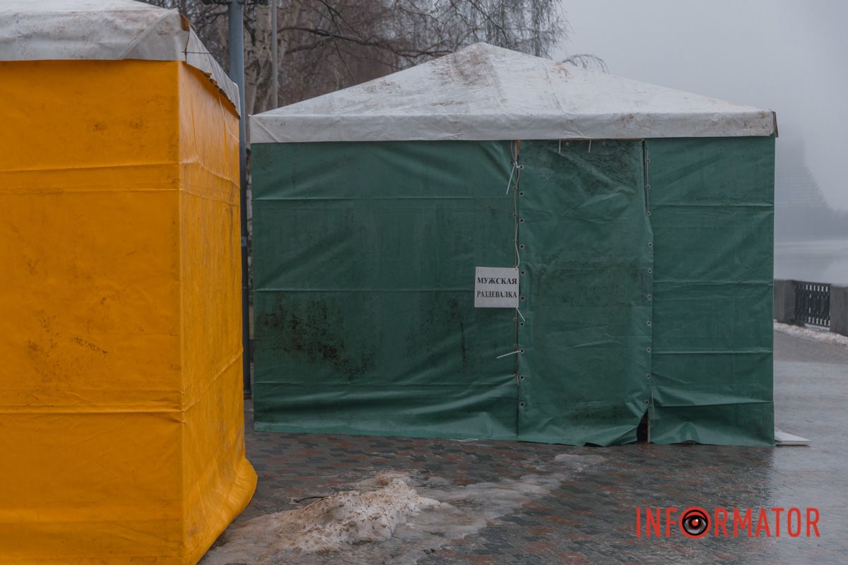 Установили специальные кабинки – раздевалки