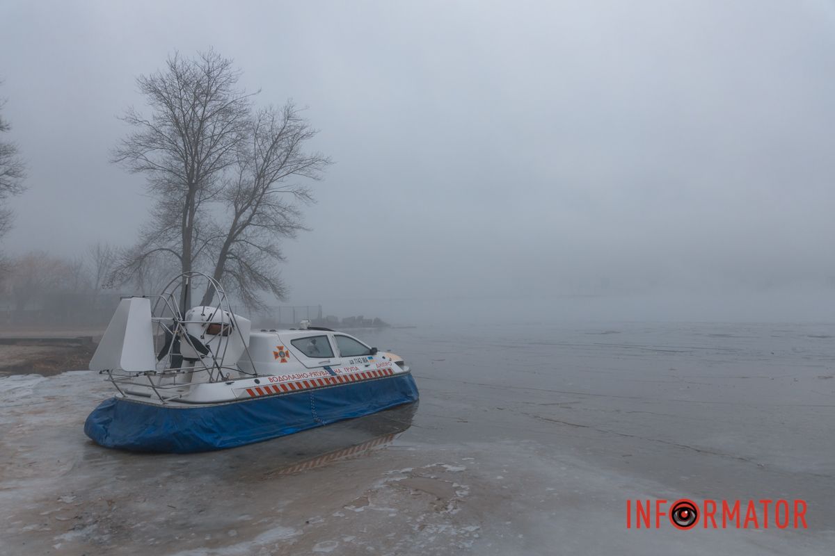 Спасатели дежурили на специальной лодке-амфибии