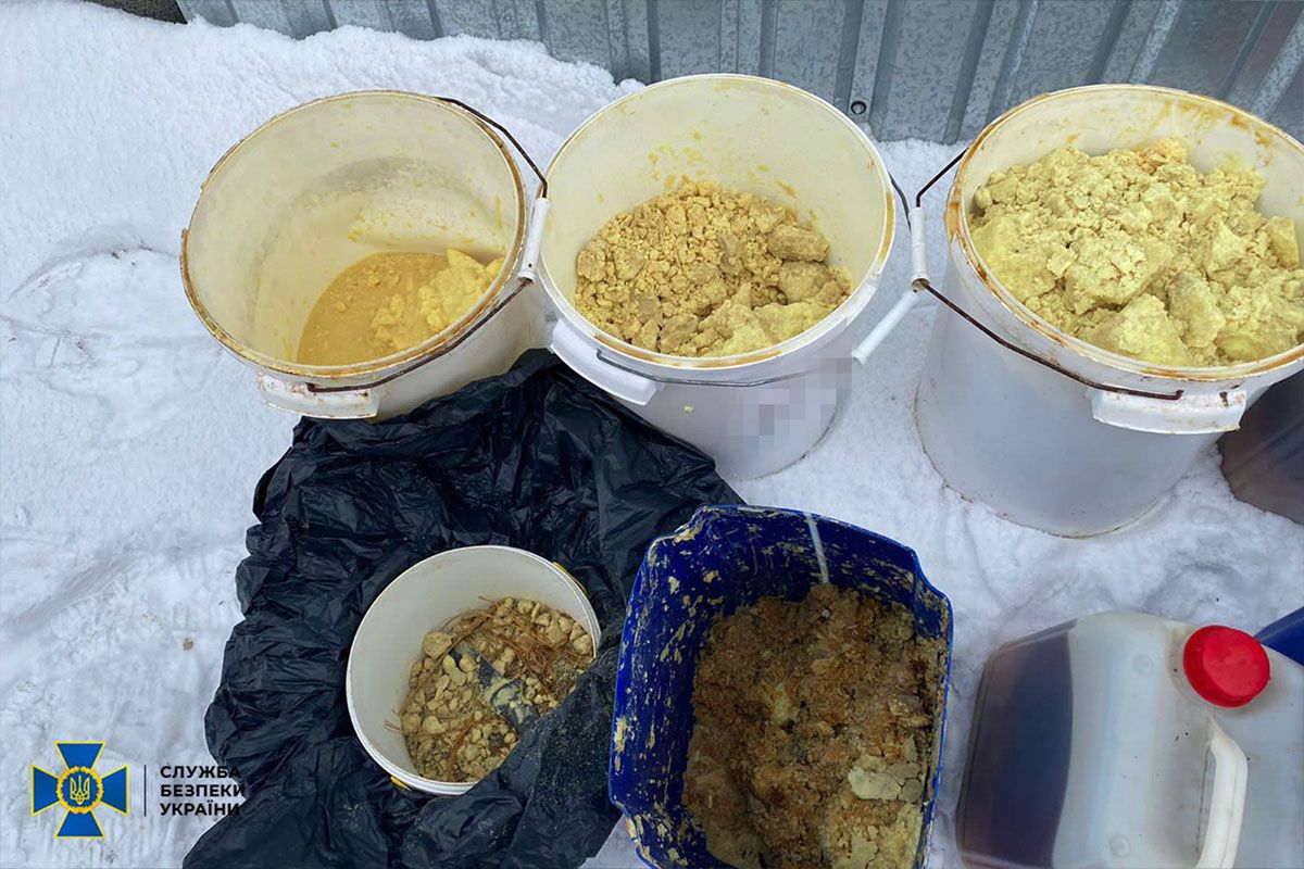 Виготовляли та збували промислові обсяги амфетаміну, α-PVP, мефедрону та канабісу Виготовляли та збували промислові обсяги амфетаміну, α-PVP, мефедрону та канабісу