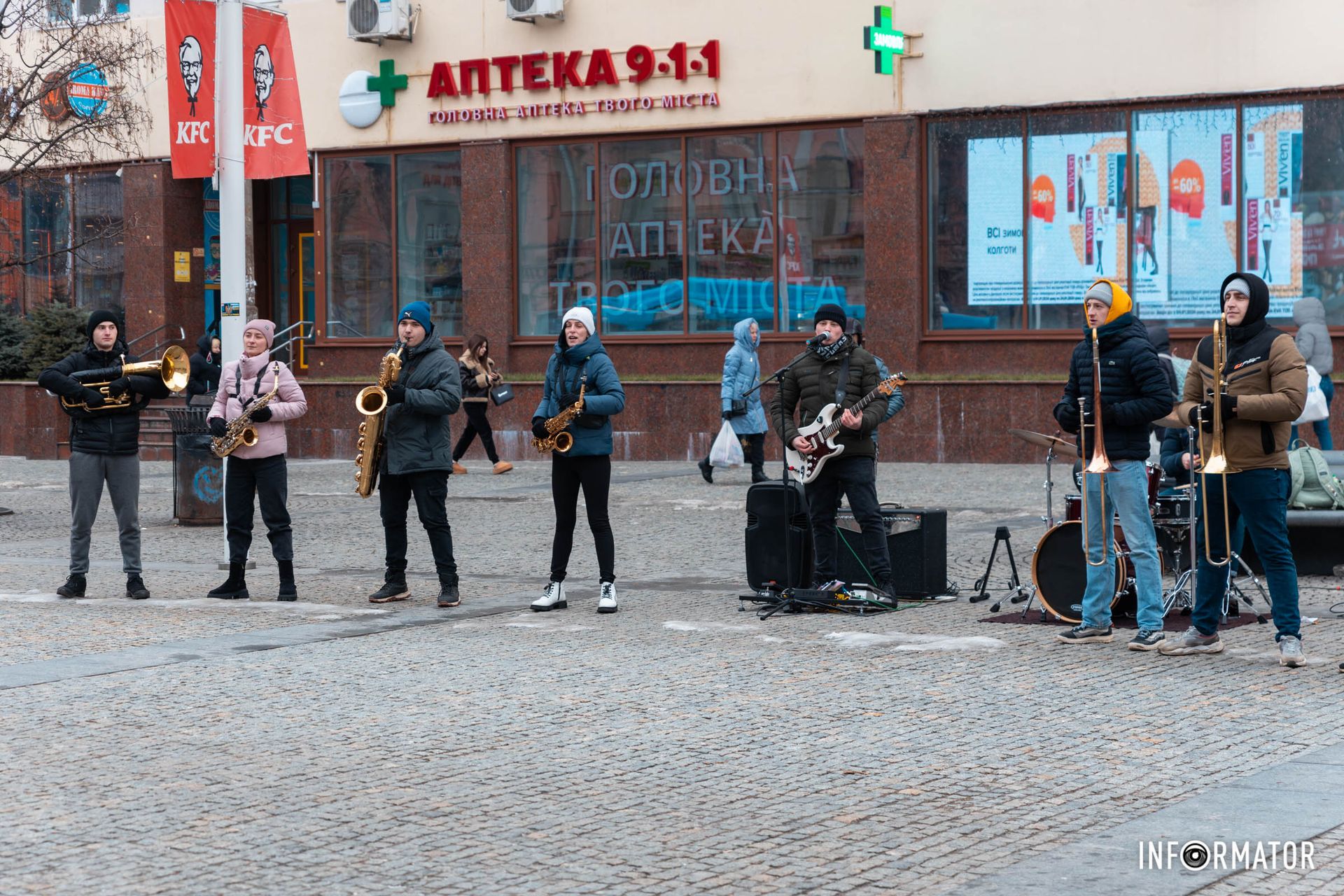 Этот импровизированный концерт стал настоящим сюрпризом для горожан Этот импровизированный концерт стал настоящим сюрпризом для горожан