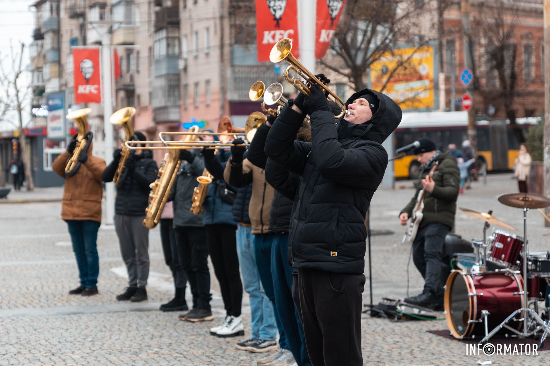 Во время исполнения песен они энергично танцевали Во время исполнения песен они энергично танцевали