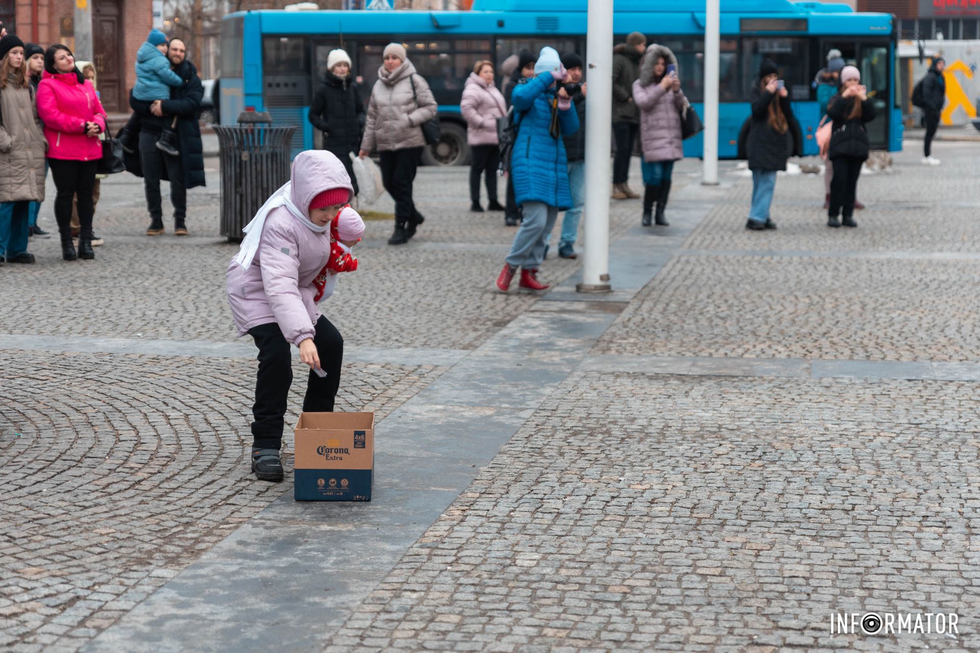 В центре Днепра уличные музыканты спели патриотические песни В центре Днепра уличные музыканты спели патриотические песни