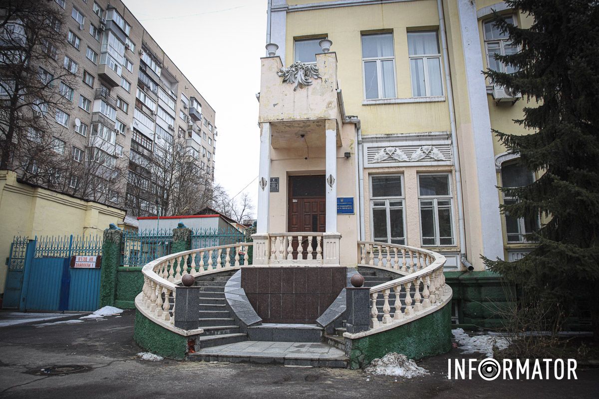 Лягушки до сих пор украшают фасад