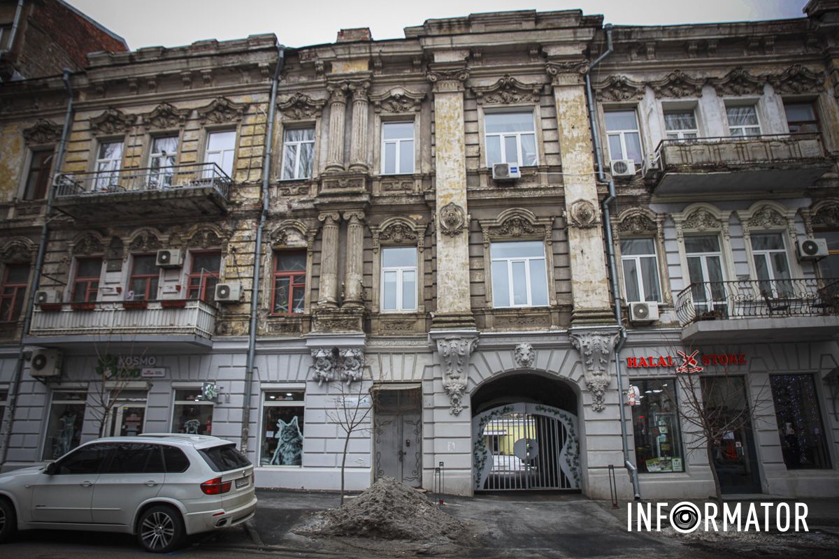 В руках у гномов символ масонов - молоток и кирку