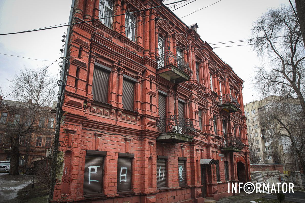 Он очень любит прятаться