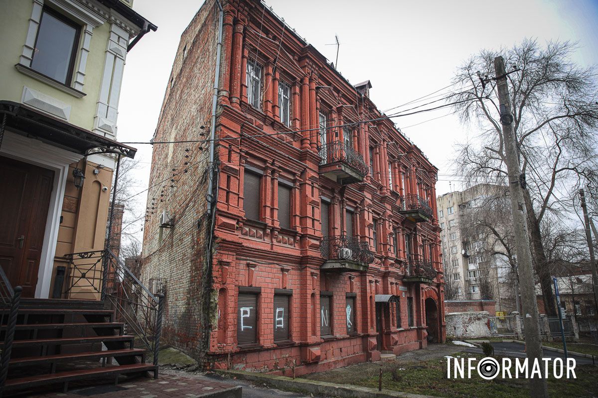 Это здание было ведено в конце 19 века как доходный дом