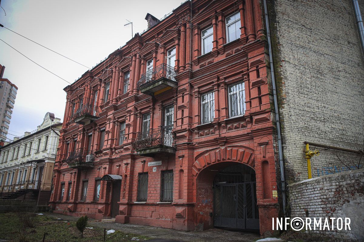 У него одна стена