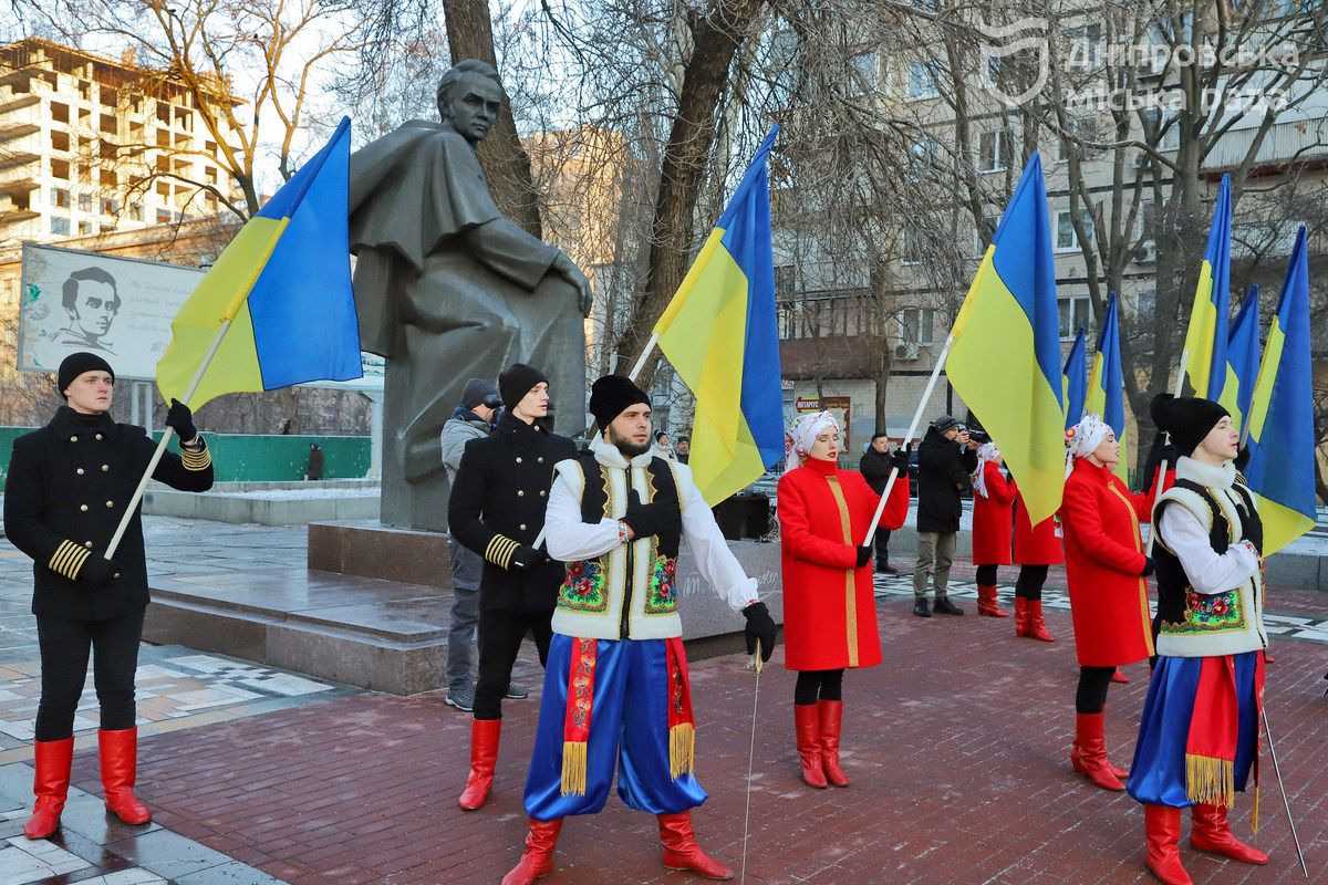 Зранку у Дніпрі влаштували церемонію біля пам’ятника молодому Тарасу Шевченкові