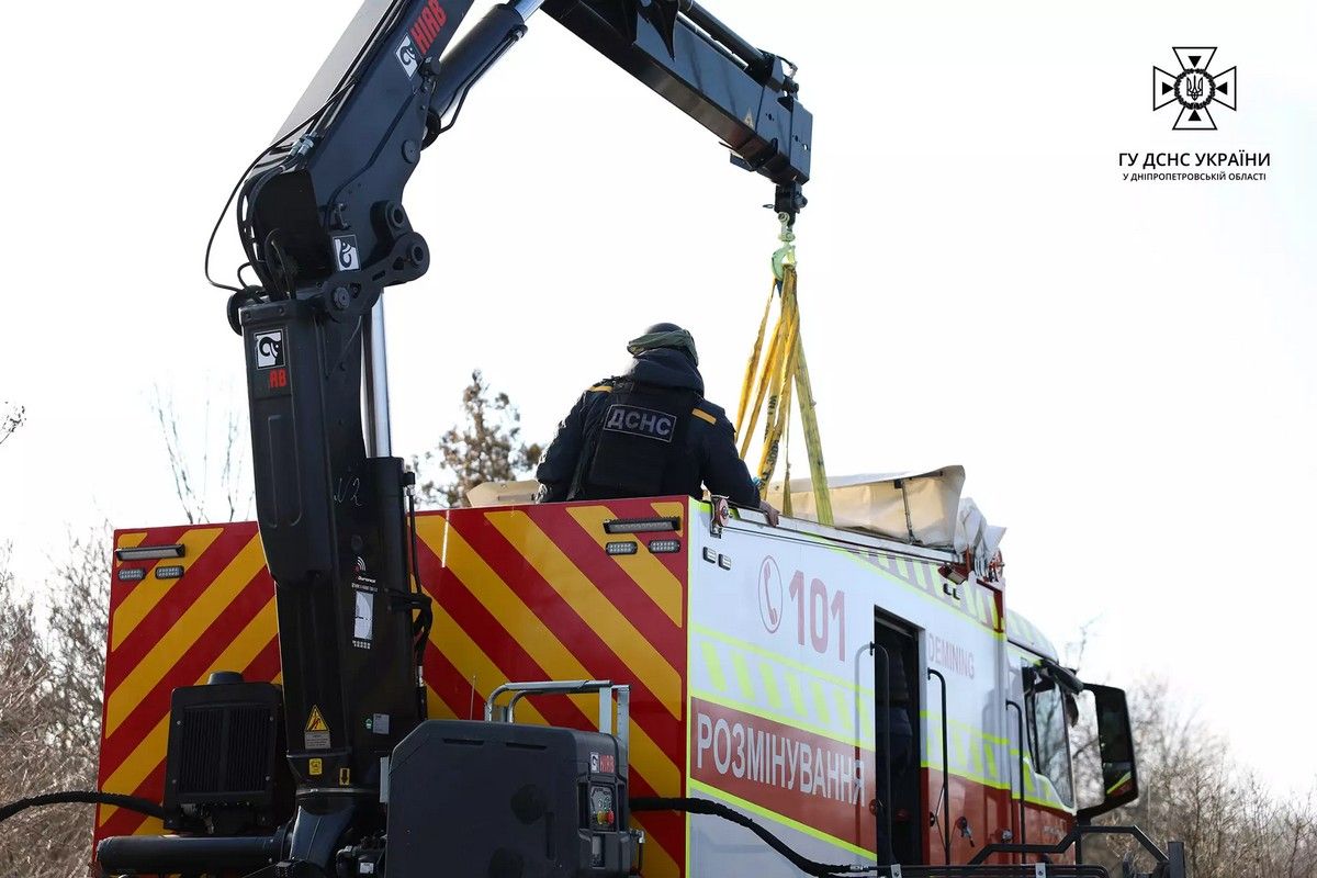 Пиротехники транспортировали ракету в безопасное место Пиротехники транспортировали ракету в безопасное место