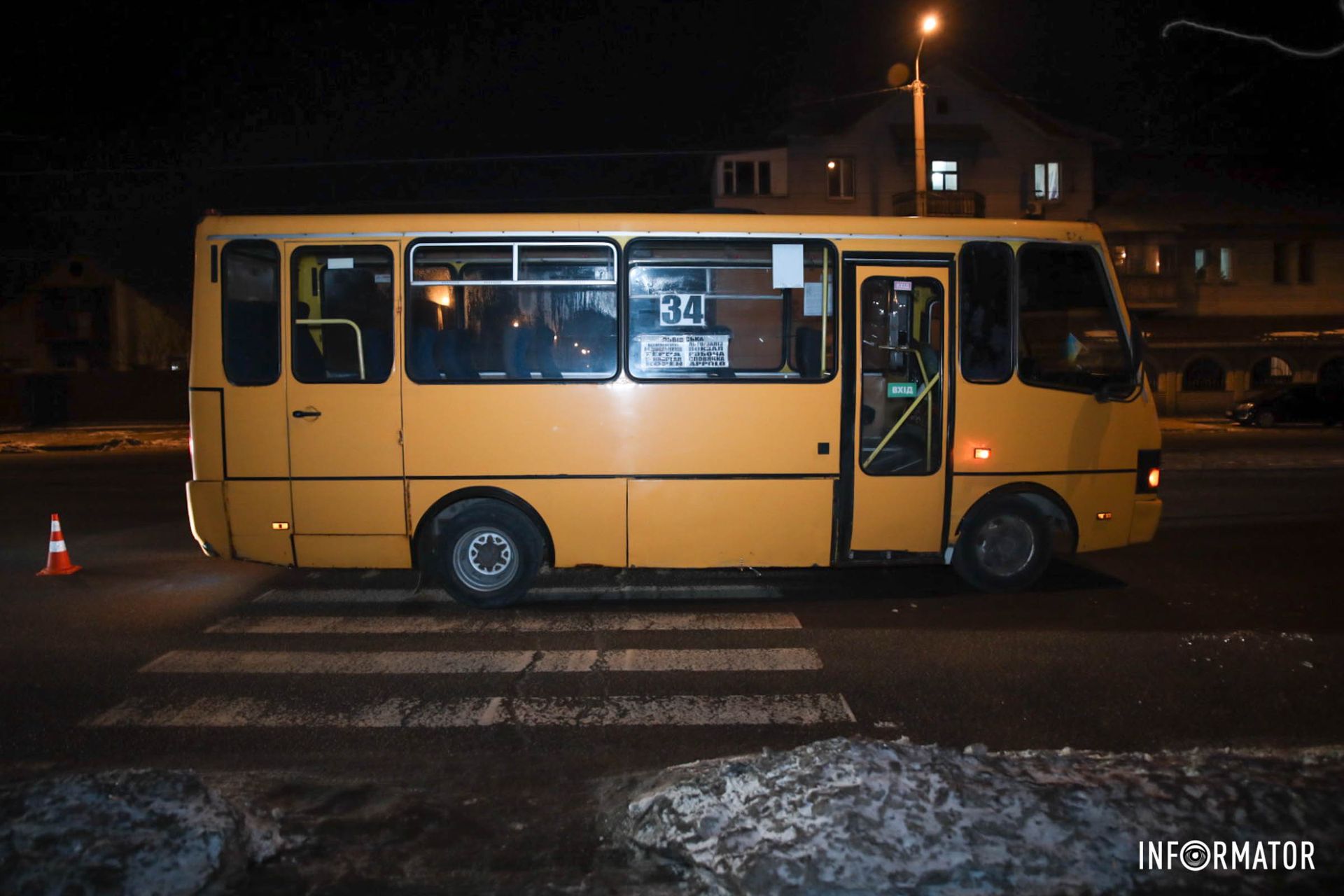 Станом на 19:30 на місці аварії працюють патрульні та слідчий з ДТП
