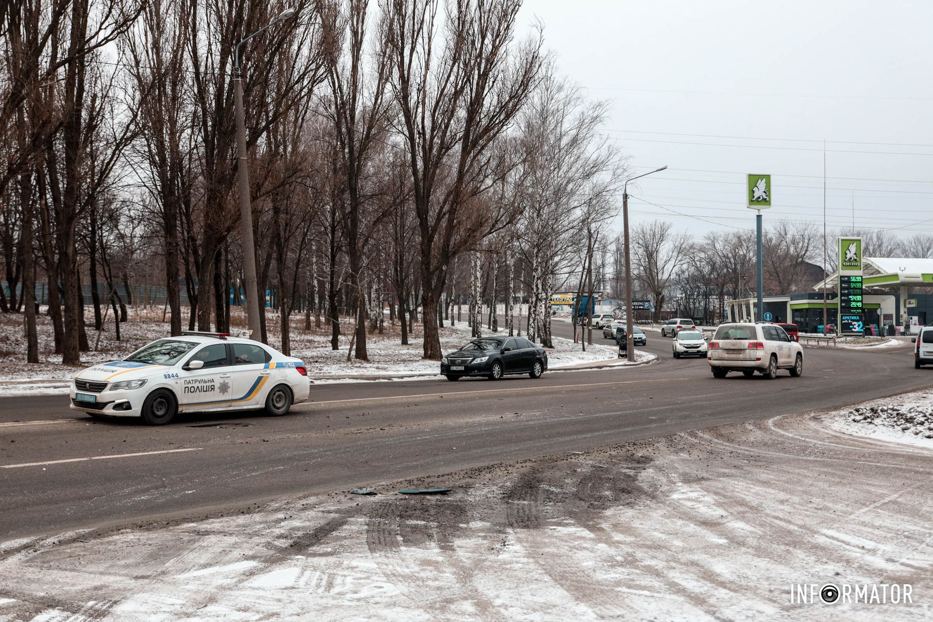 Біля АЗС “ОККО” зіткнулись два автомобілі — Renault Megane та Toyota Land Cruiser Prado ООН