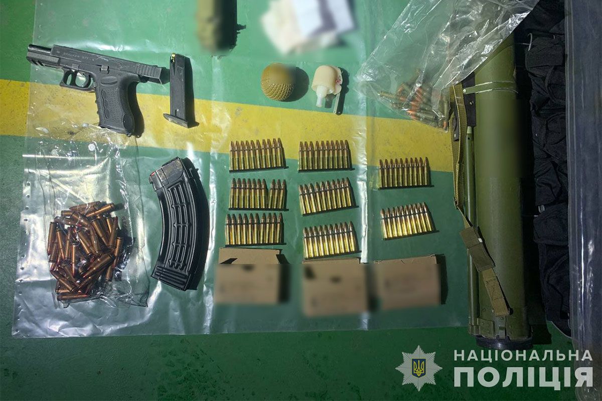 Під час обшуків вилучили зброю, боєприпаси та інші речові докази Під час обшуків вилучили зброю, боєприпаси та інші речові докази