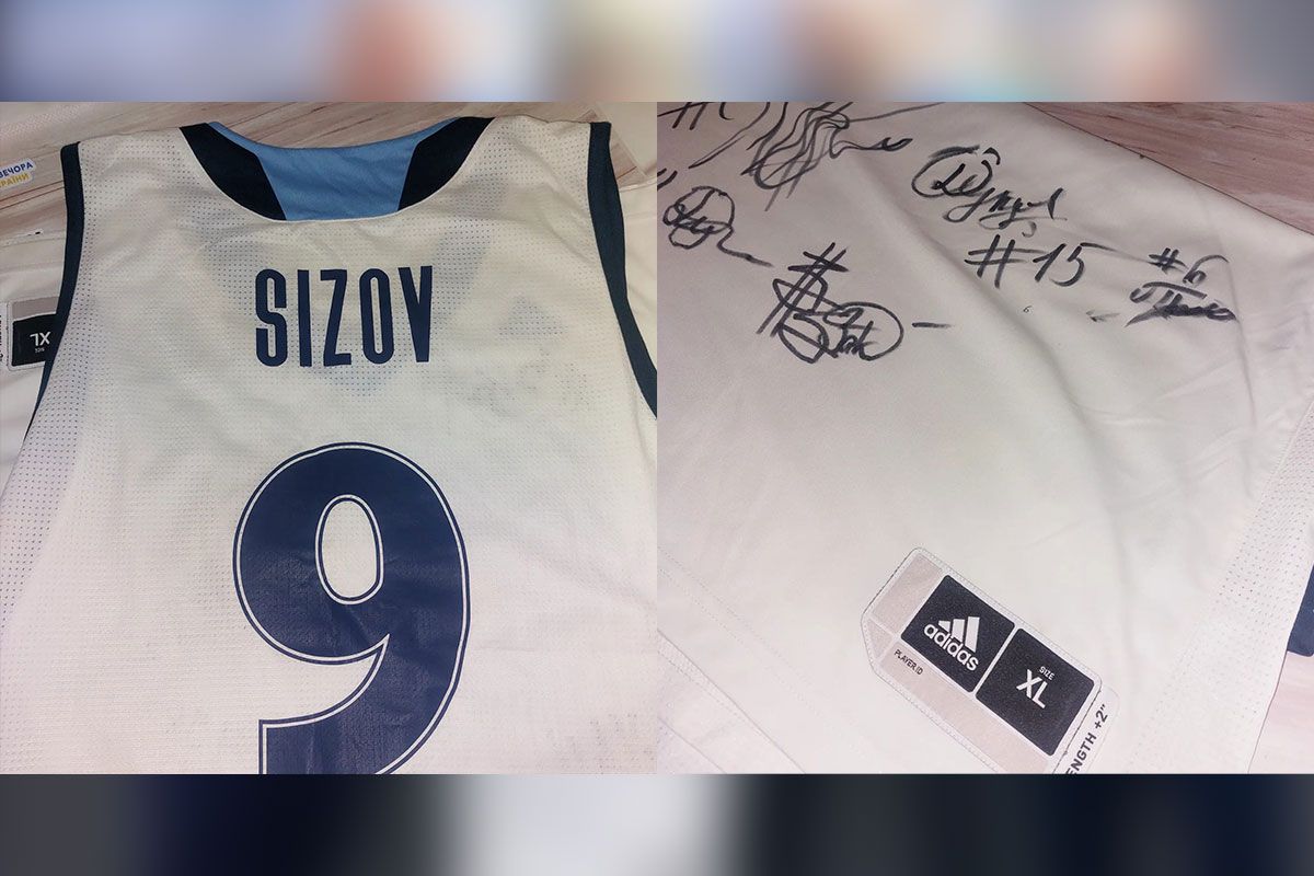 Майка Александра Сизова с автографами