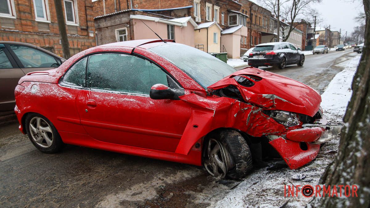 У Дніпрі на Короленка Peugeot врізався у дерево: постраждав водій