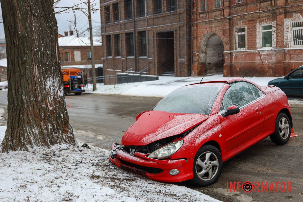 Здесь автомобиль Peugeot врезался в дерево Здесь автомобиль Peugeot врезался в дерево