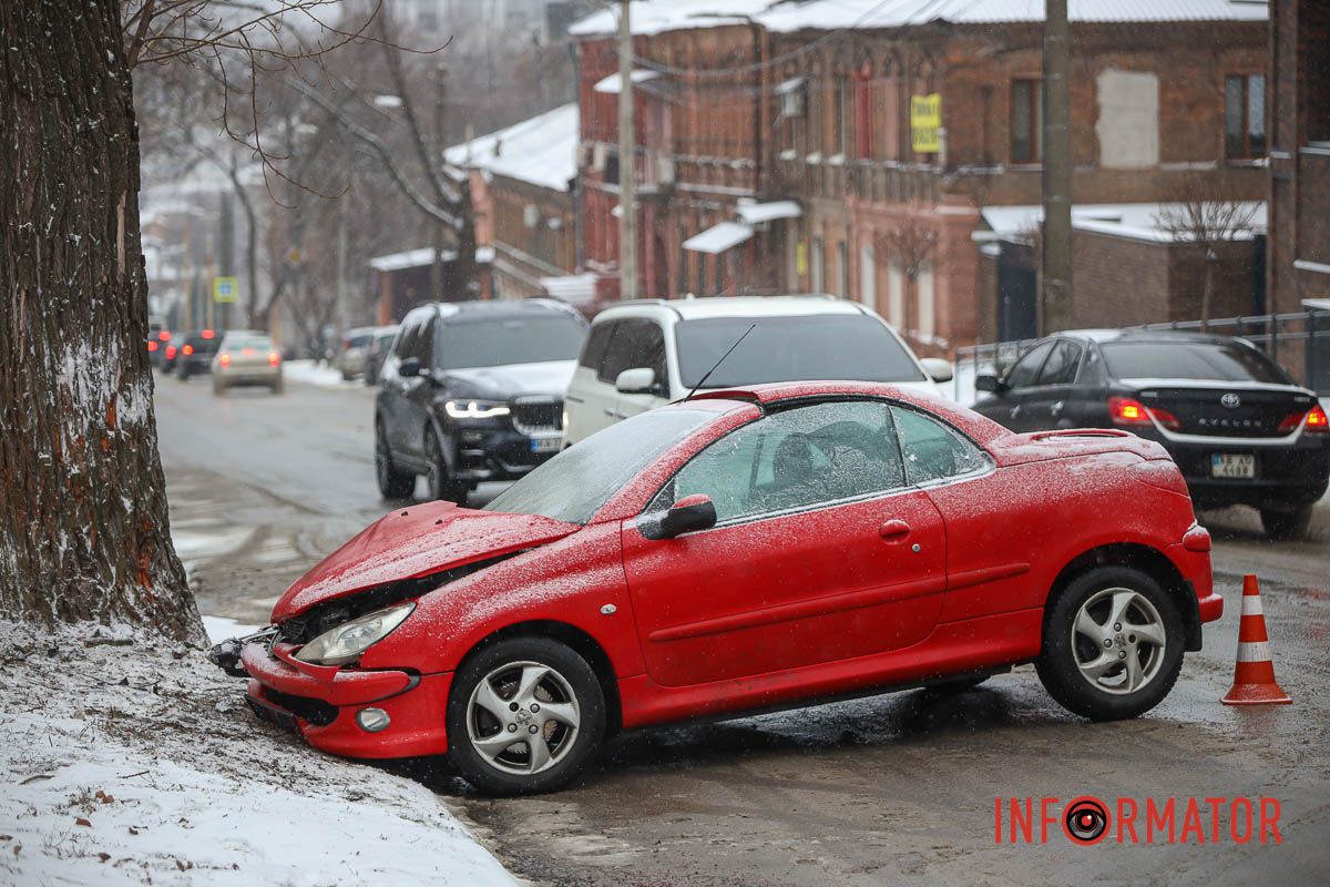 В четверг, 25 января, на улице Короленко произошла авария В четверг, 25 января, на улице Короленко произошла авария