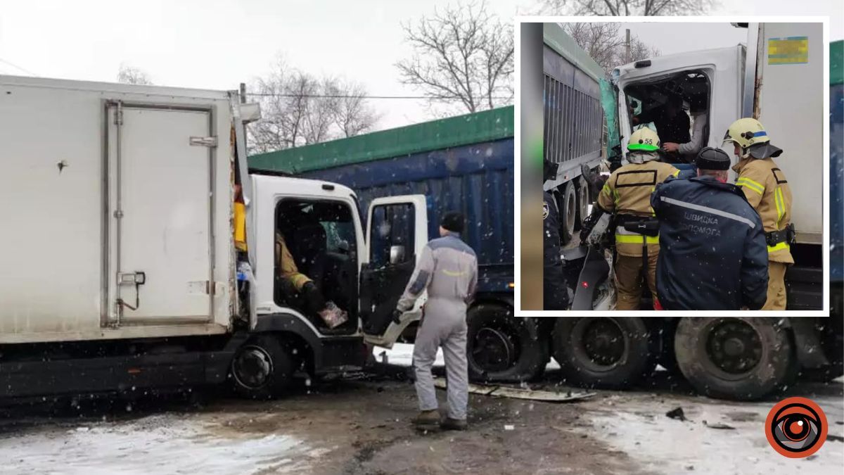 У Дніпропетровській області зіткнулися вантажівки Mercedes та DAF: чоловіка затисло в кабіні