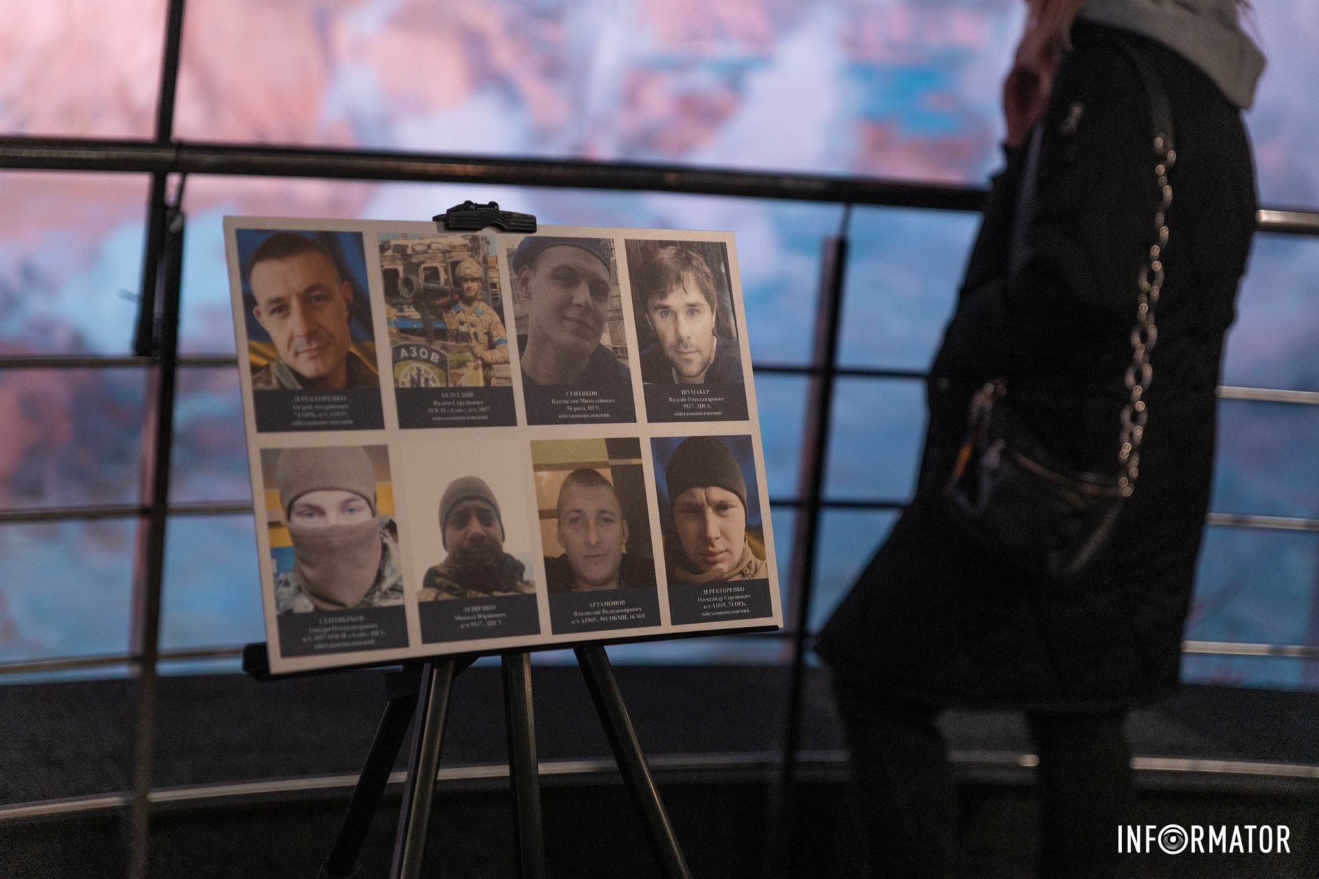 Назвали виставку “Україна чекає своїх героїв” Назвали виставку “Україна чекає своїх героїв”