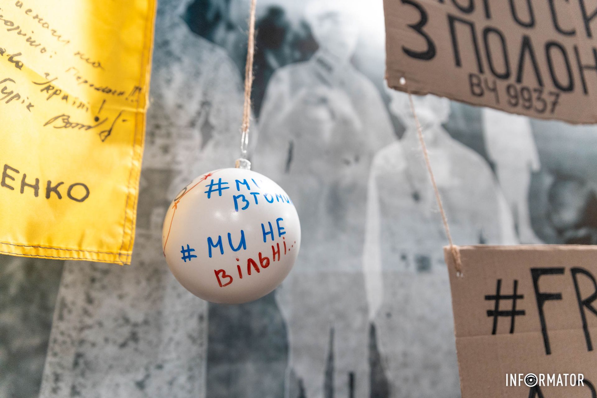 Зібрані таблички, які тримали родичі полонених під час акцій пам'яті. Зібрані таблички, які тримали родичі полонених під час акцій пам'яті.