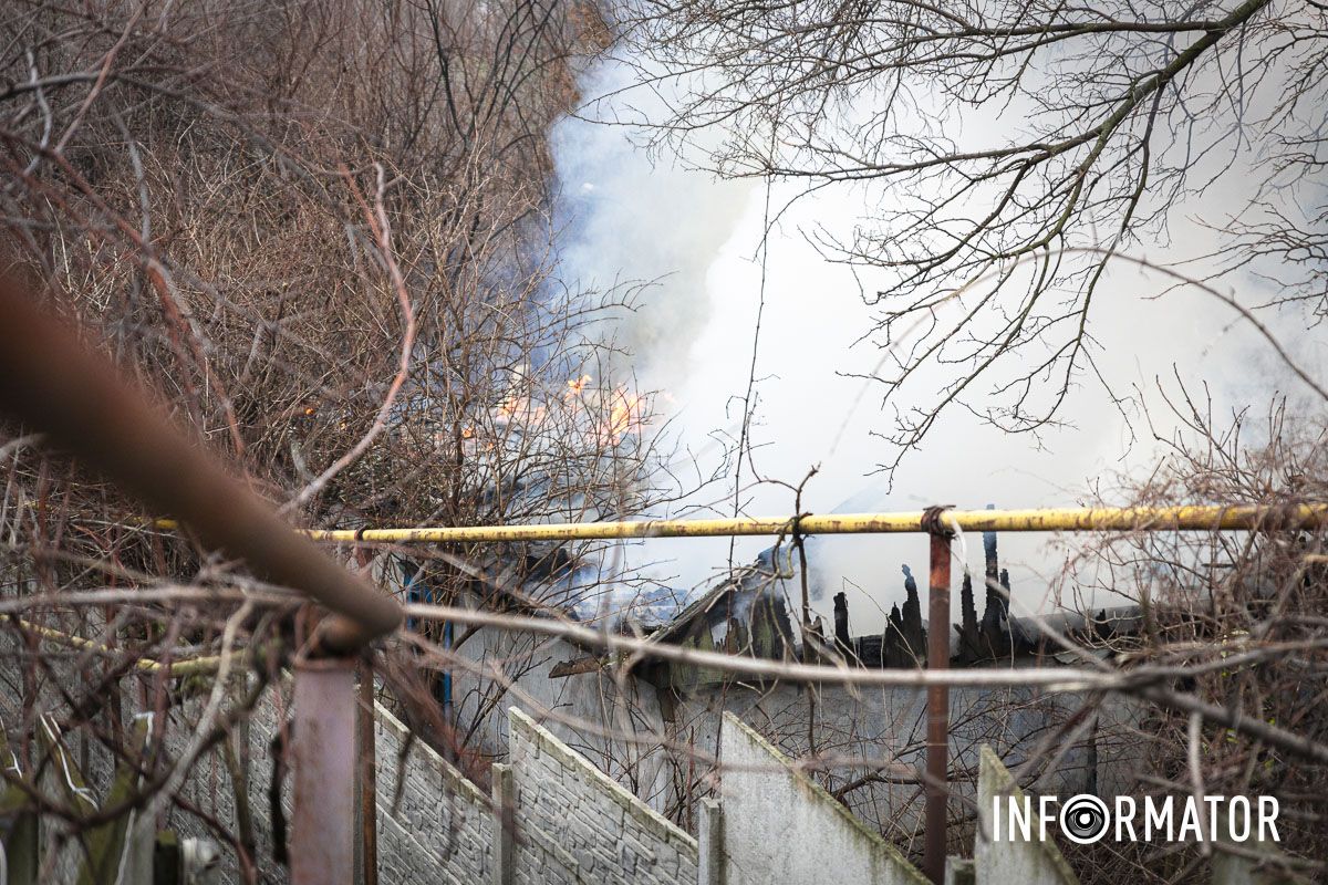 У Дніпрі на Яружній спалахнув житловий будинок У Дніпрі на Яружній спалахнув житловий будинок
