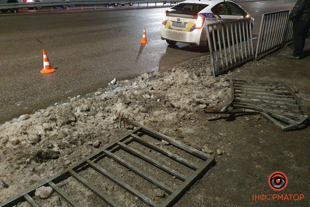 Субару на скорости снес забор и вылетел на тротуар