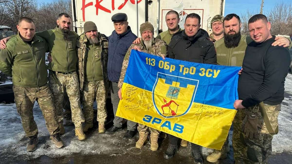 «Передали резину на грузовик, квадрокоптер, другое обеспечение»: мэр Каменского посетил бойцов