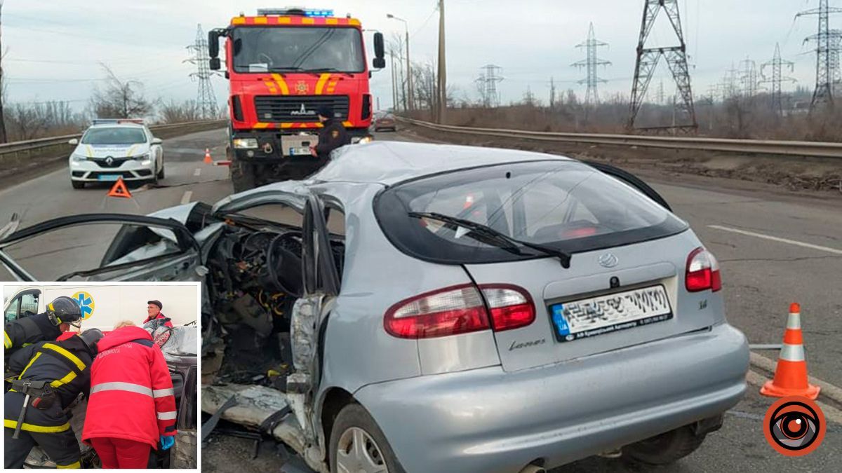 В Днепропетровской области грузовик столкнулся с Daewoo: водителя зажало в салоне