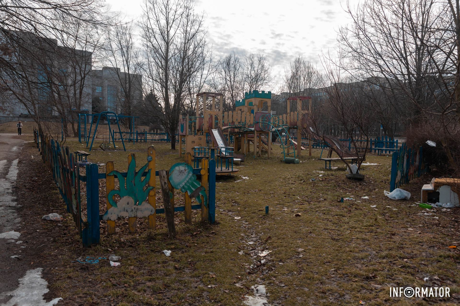 Запущенная детская площадка