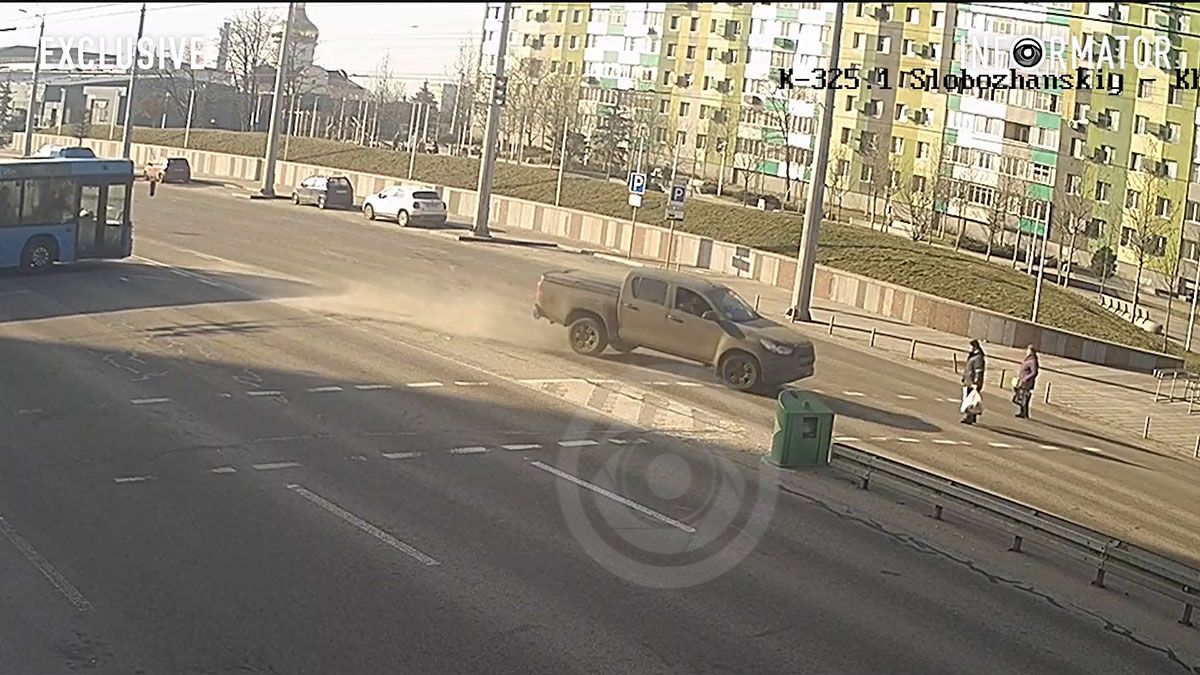 Видео момента: в Днепре на Слобожанском проспекте пикап Toyota едва не протаранил автобус и не сбил пешеходов