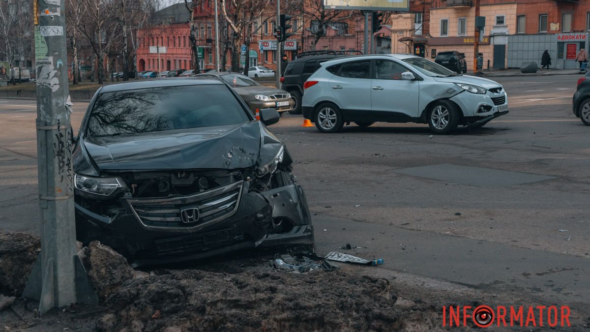 В Днепре на Поля столкнулись Hyundai, Honda и Volkswagen
