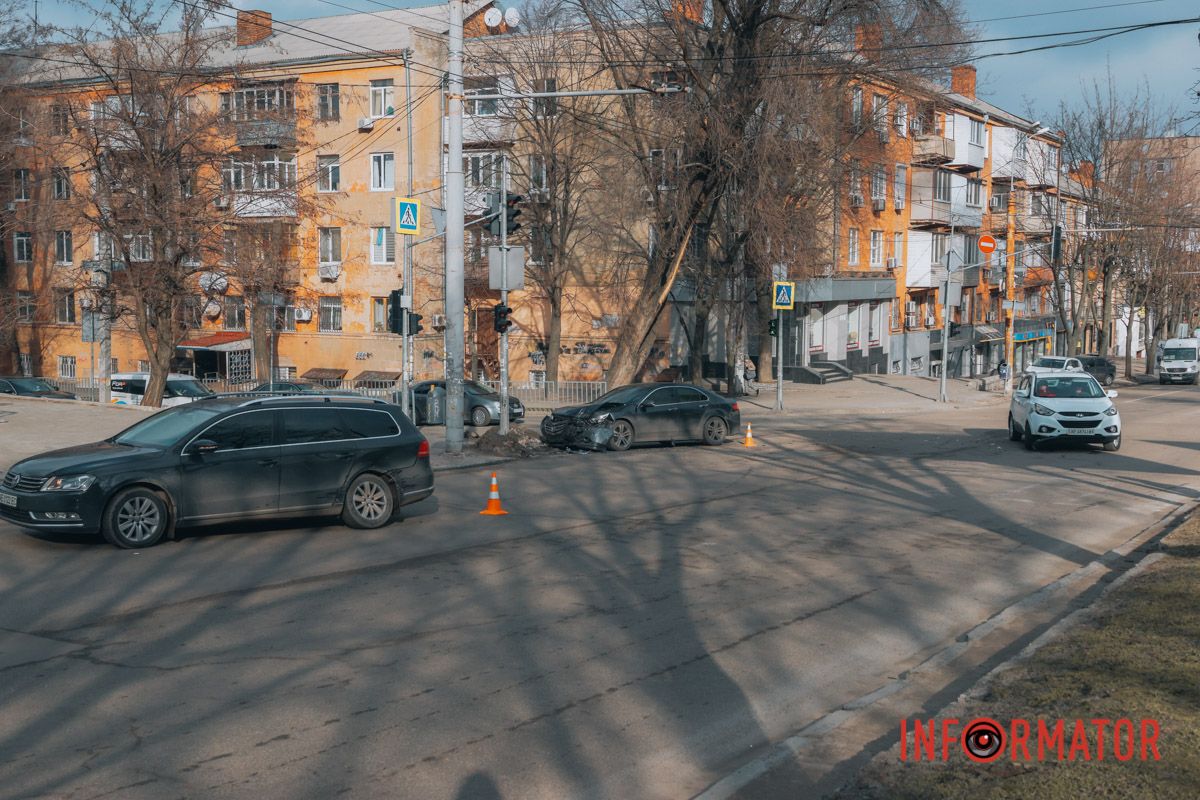 Honda и Volkswagen двигались по Полю со стороны проспекта Леси Украинки за зеленый