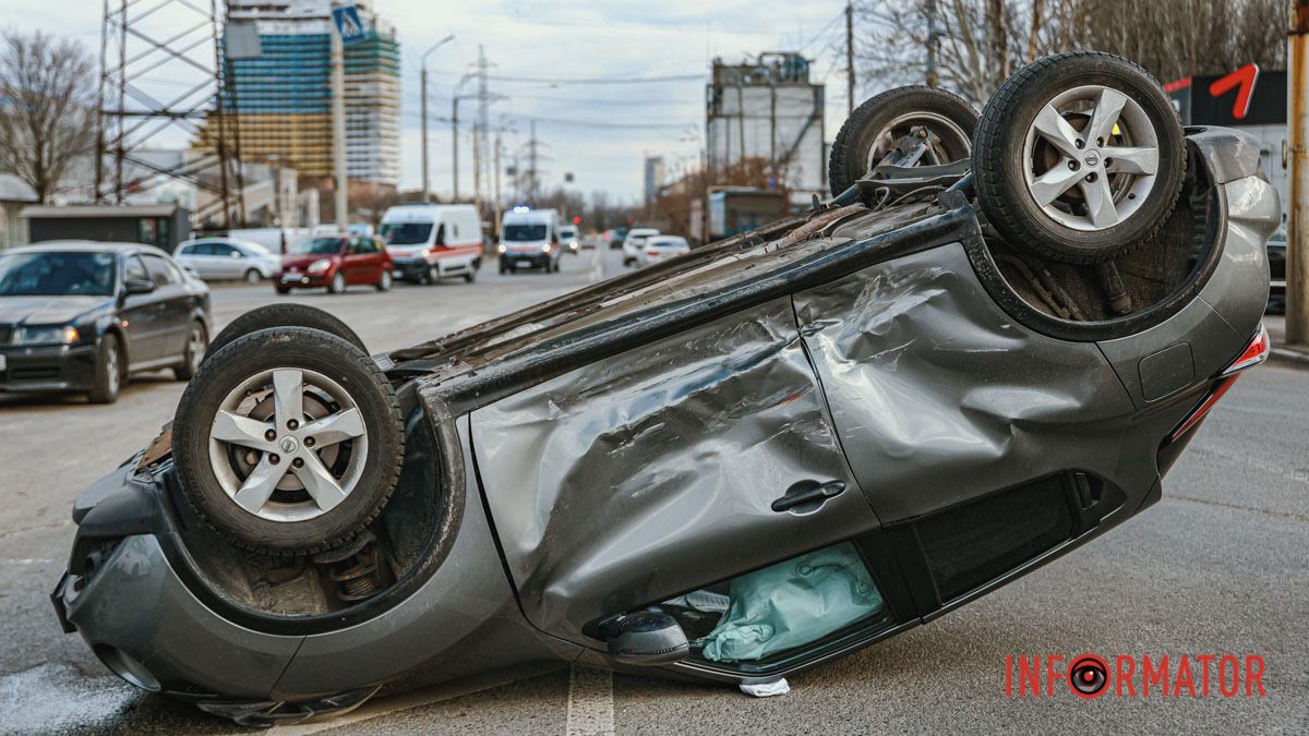 В Днепре на Сичеславской Набережной Nissan столкнулся с Toyota и перевернулся на крышу: травмировались водители