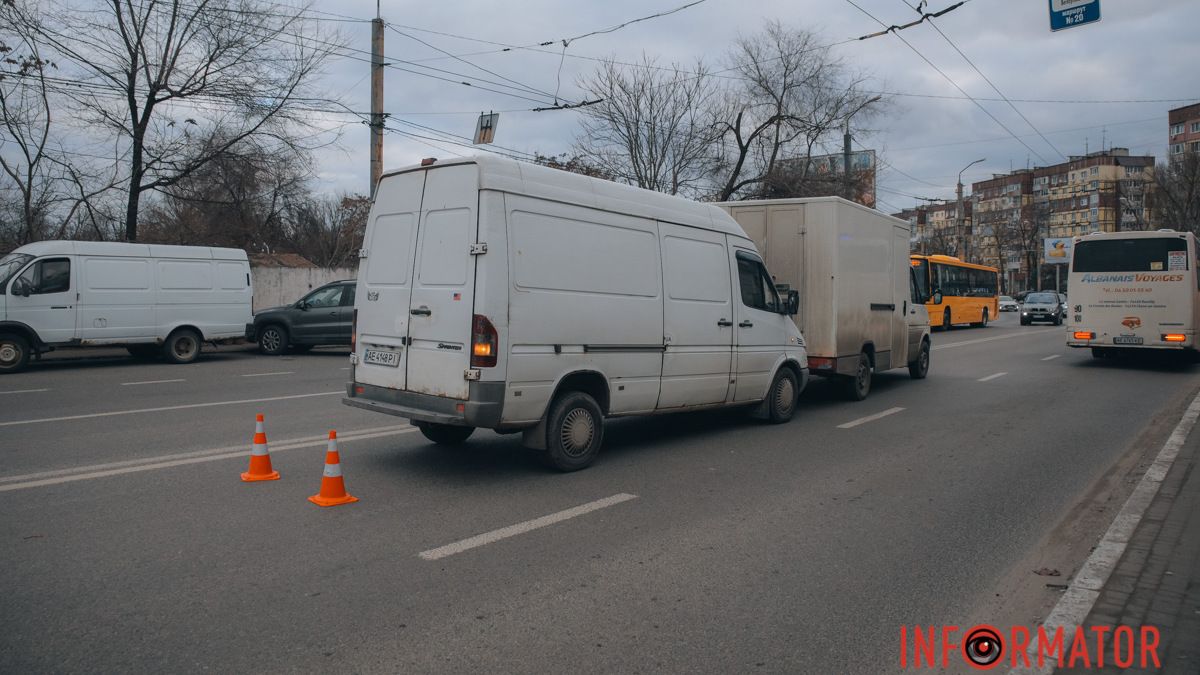 На Марии Лисиченко в Днепре Volkswagen сбил мужчину: в грузовую машину въехал Mercedes Sprinter