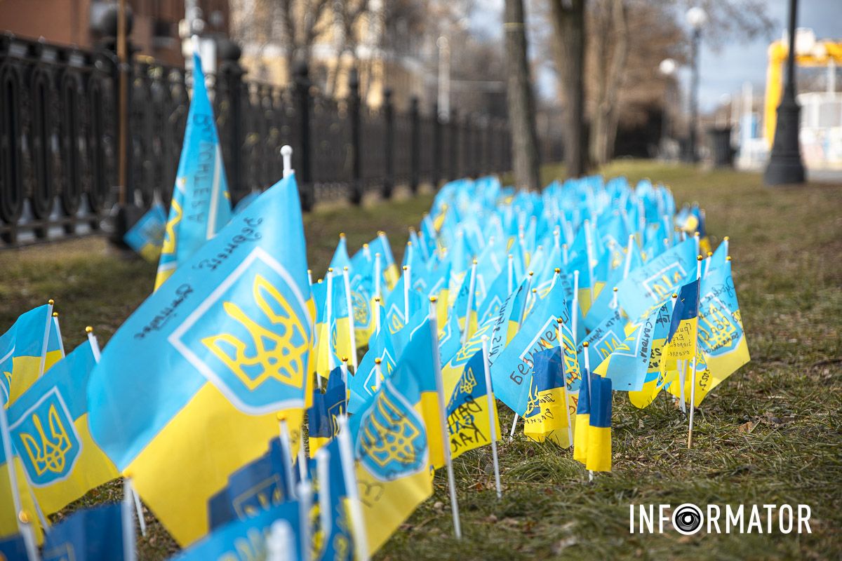 Кожен прапорець має напис з іменами Героїв та датою їх загибелі Кожен прапорець має напис з іменами Героїв та датою їх загибелі