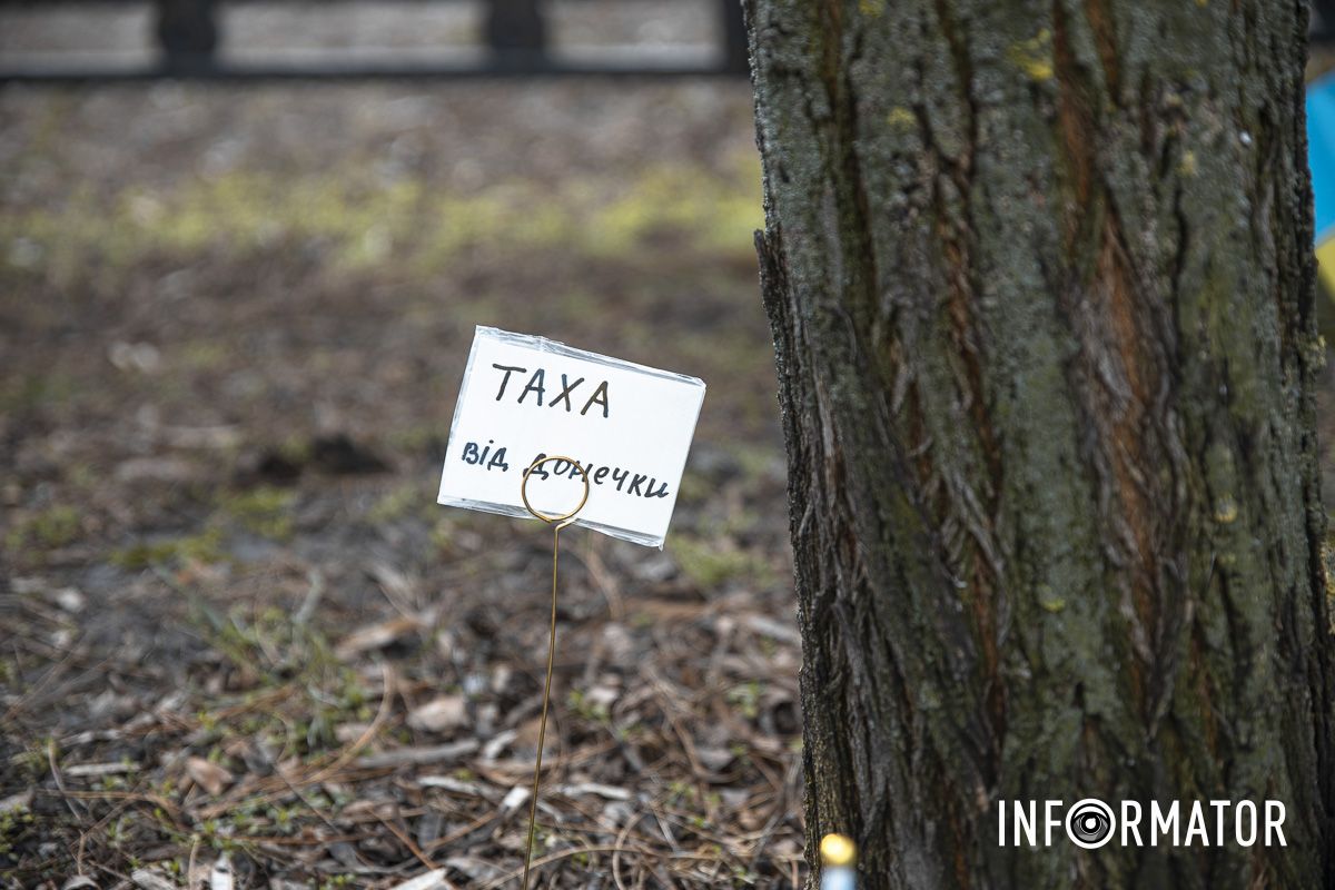 Рідні Захисників почали приносити сюди світлини бійців, які віддали своє життя у боротьбі за Україну Рідні Захисників почали приносити сюди світлини бійців, які віддали своє життя у боротьбі за Україну