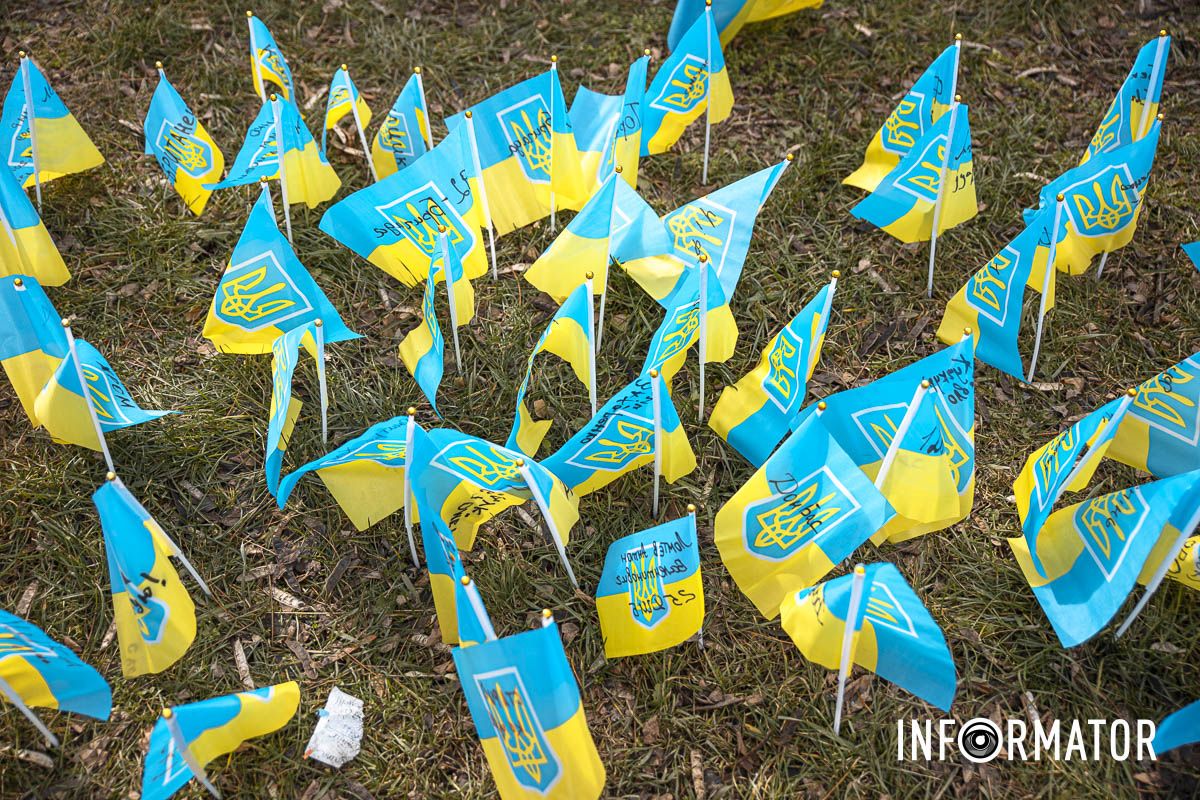 Тут встановили сотні українських прапорів з іменами загиблих військових Тут встановили сотні українських прапорів з іменами загиблих військових