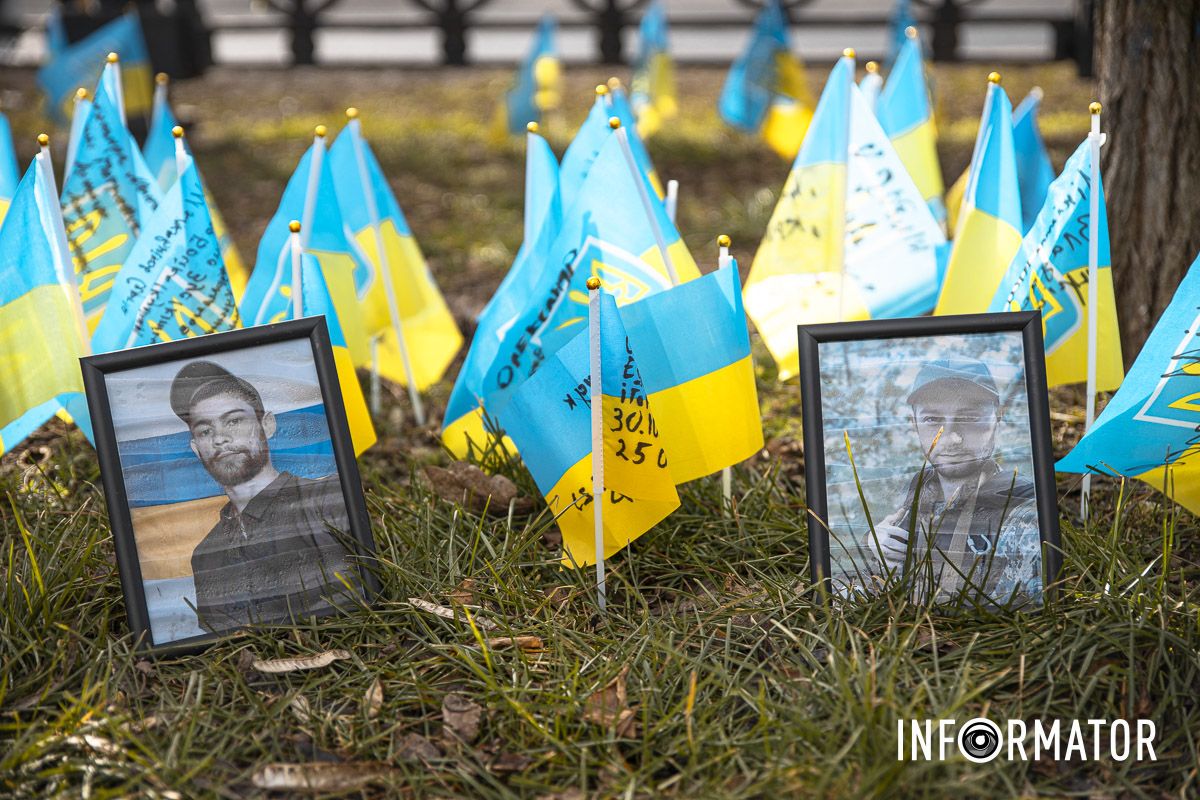 У Дніпрі на проспекті Яворницького з'явилась народна Алея пам'яті  У Дніпрі на проспекті Яворницького з'явилась народна Алея пам'яті