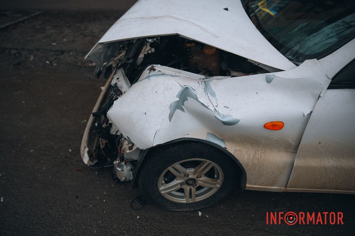 В результате столкновения Skoda въехала в дерево