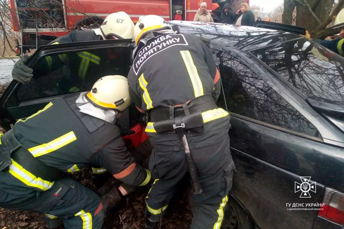 ВАЗ взлетел с дороги и врезался в дерево