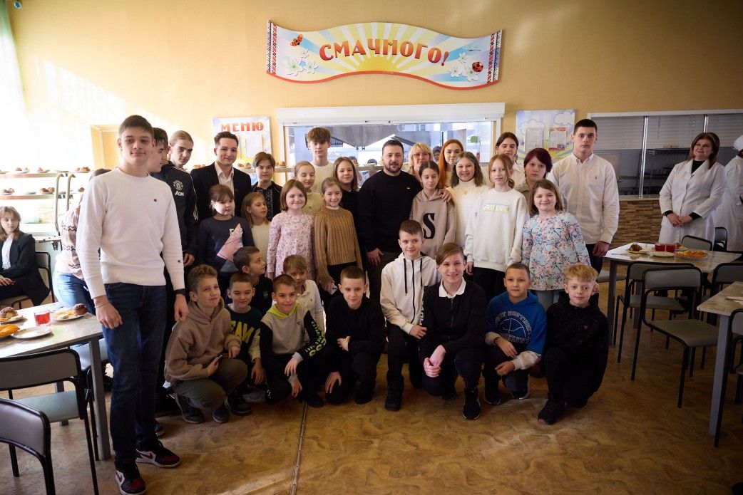 Глава государства пообщался с учениками и ознакомился с организацией учебного процесса и условиями безопасности