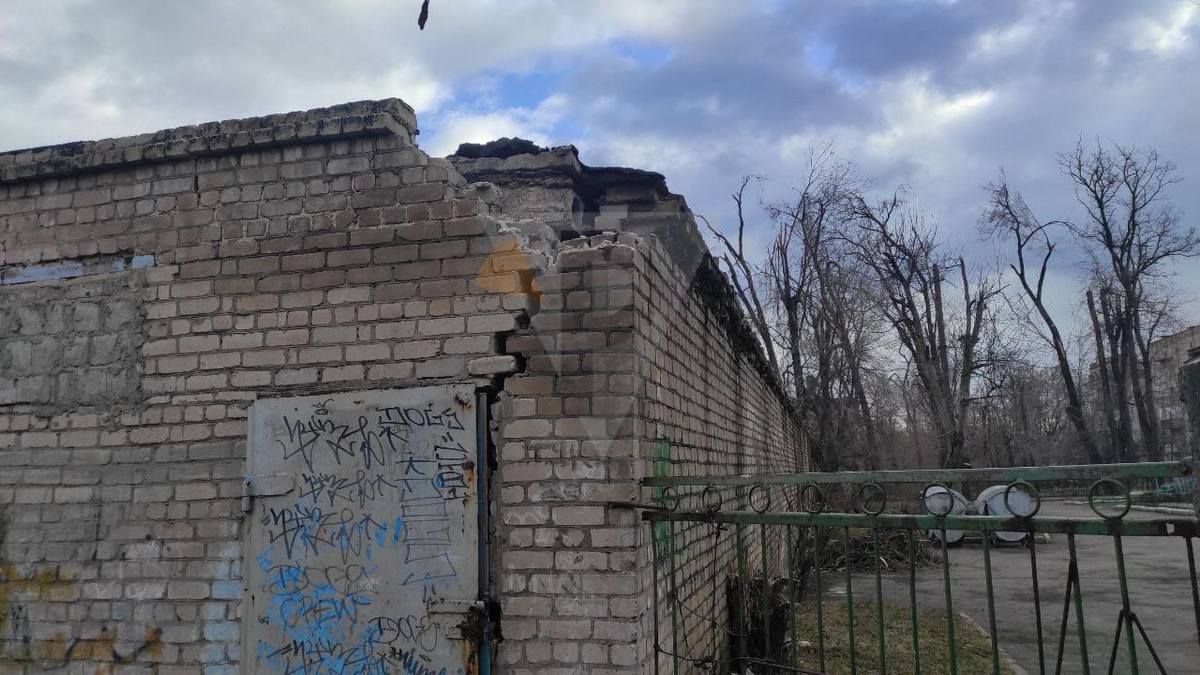 Покинуто здание тира, из которого упал кирпич Покинуто здание тира, из которого упал кирпич