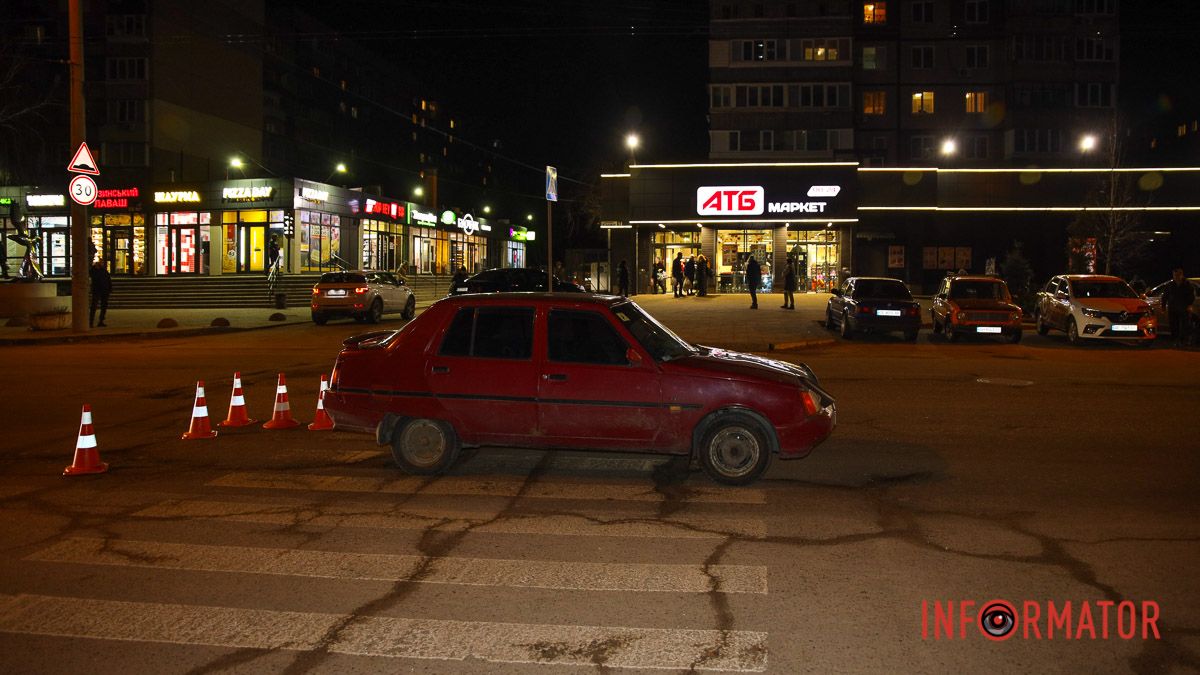 В Днепре на бульваре Славы ЗАЗ сбил мужчину и женщину на пешеходном переходе