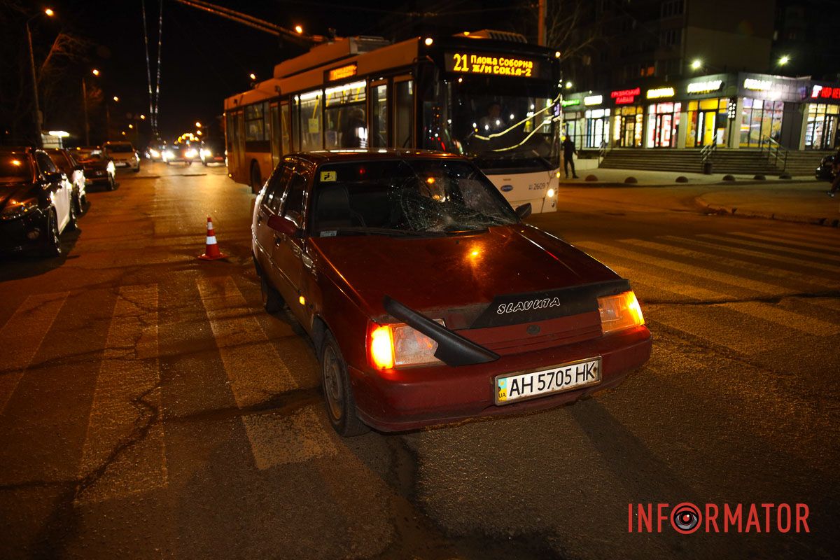 На бульваре Славы ЗАЗ сбил мужчину и женщину На бульваре Славы ЗАЗ сбил мужчину и женщину