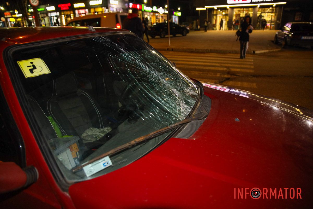 Под колеса ЗАЗ попали мужчина и женщина Под колеса ЗАЗ попали мужчина и женщина